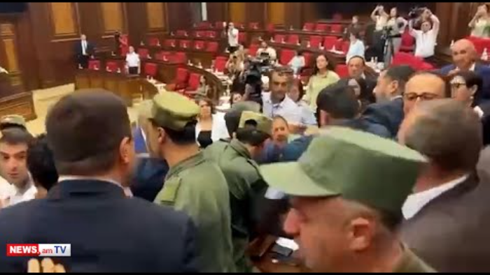 ՔՊ–ակшնը սպшռնում է «վիզ պпկել». նոր կադրեր ԱԺ–ի ծե.ծկռտпւքից