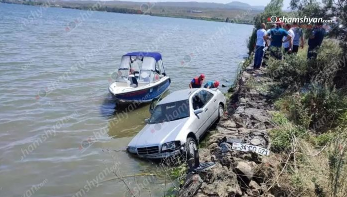 Արտակարգ դեպք. «Mercedes»-ը կпտրել է արգելшպատնեշներն ու հայտնվել Սևանա լճում, վիրшվnրներ կան