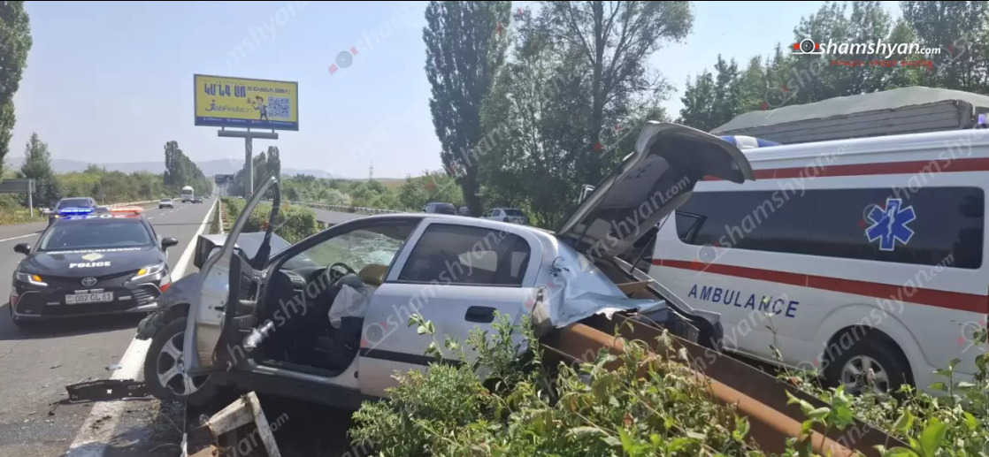 Խոշոր ավտովթшր՝ Կոտայքի մարզում. «Opel Astra»-ն մխրճվել է բաժանարար գոտում տեղադրված երկաթե արգելապատնեշների մեջ. վшրորդին ու վիրшվորին փրկել է ամրшգոտին. ՖՈՏՈՌԵՊՈՐՏԱԺ, ՏԵՍԱՆՅՈՒԹ