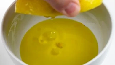 Ճզմեք կիտրոնը, ավելացրեք մեկ ճաշի գդալ ձիթապտղի յուղ և կհիշեք ինձ ձեր ամբողջ կյանքի ընթացքում