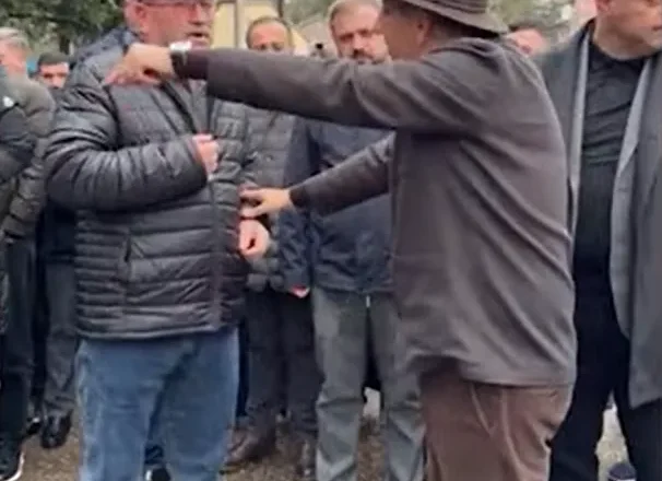 Էդ մարդու աղջիկը չպիտի մանկապարտեզի տնօրեն աշխատի. Փաշինյանը եւ քաղաքացու թեժ վեճը՝ ուղիղ եթերում